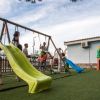 Parco giochi con scivoli e altalene.
