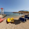Spiaggia con sdraio, ombrelloni e canoe.