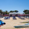 Spiaggia attrezzata con lettini e ombrelloni.