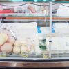 Frigo con formaggi assortiti.