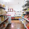 Scaffali di un piccolo negozio con prodotti alimentari.