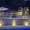 Terrazza con piscina e ombrellone.