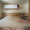 Camera con letto matrimoniale, armadio e mensole.