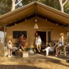 Persone rilassate su una veranda di una tenda nel campeggio.