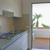Cucina con porta sul terrazzo.