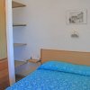 Camera con letto matrimoniale e armadio.
