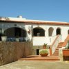 Villa con terrazza e scale rosse.