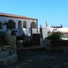 Casa con archi bianchi e mattoni a vista.