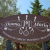 Insegna di un ristorante in legno.