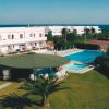 Piscina all'aperto con gazebo e vista sul mare.