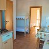 Cucina con letto a castello in fondo.