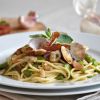 Piatto di spaghetti con vongole e verdure.