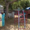 Bambino su scivolo in plastica in un parco giochi.