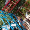 Bambini arrampicati su struttura metallica colorata.
