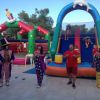 Clown e scivoli gonfiabili in un'area giochi all'aperto.