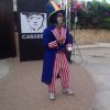 Clown giocoliere con palline su un palco all'aperto.