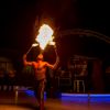 Performer sputa fuoco in uno spettacolo notturno.