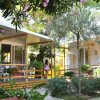 Bungalow in giardino fiorito con veranda.