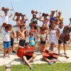 Gruppo di persone con strumenti musicali al mare.