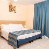 Camera d'hotel con letto matrimoniale e tende blu.