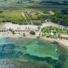 Vista aerea di una spiaggia e mare trasparente.