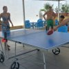 Persone giocano a ping pong all'aperto.