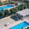 Vista dall'alto di due piscine con lettini e gazebo.