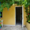Ingresso di una casa con piante e fiori rampicanti.