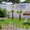 Giardino con palme e lettini.