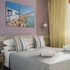 Camera con letto matrimoniale e decorazione marina.