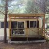 Casa mobile con veranda tra alberi.