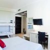 Camera con letto matrimoniale, letti a castello e scrivania.