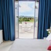 Camera con letto matrimoniale e balcone vista campagna.