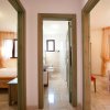Interno di una casa con due stanze da letto e un bagno, pavimento in parquet chiaro.