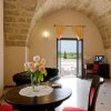 Salotto con soffitto ad arco e porta verso un terrazzo.