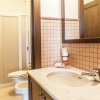 Bagno con lavabo, specchio e cabina doccia.
