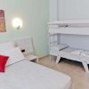 Camera con letto matrimoniale e letto a castello bianco, decorazione murale astratta.