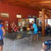 Due persone giocano a ping pong all'aperto.